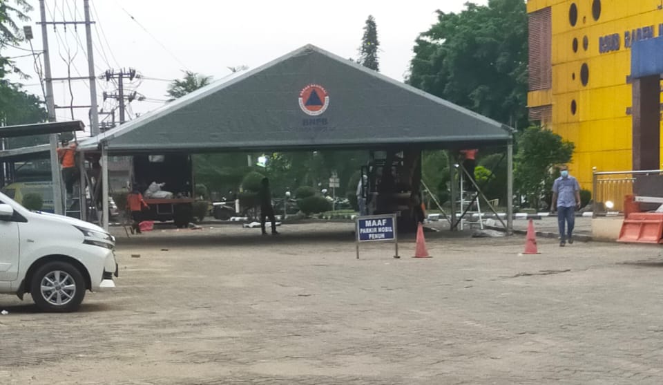 IMG-20210705-WA0004 RS Raden Mattaher Dirikan Tenda Diarea Parkir