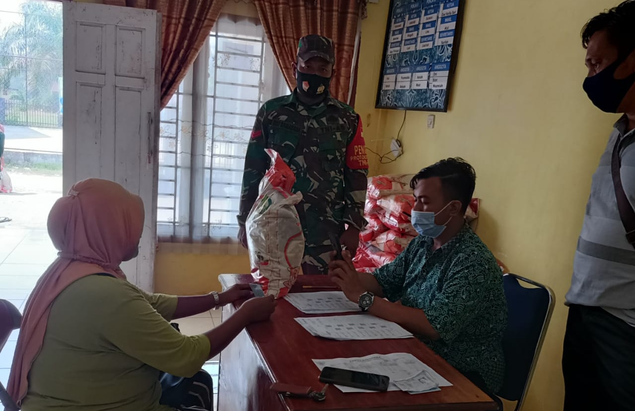 Babinsa Sungai Bengkal Monitoring Penyaluran Bantuan Sosial PPKM