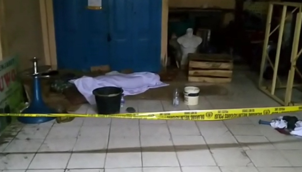 Seorang Kakek Tergeletak Tak Bernyawa di Istana Anak-anak Pasar Tanah Pilih Kota Jambi
