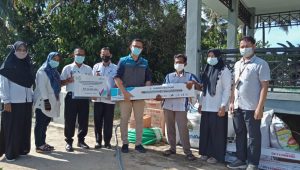 PLN UP3 Muara Bungo Serahkan Bantuan Program TJSL kepada Kelompok Tani