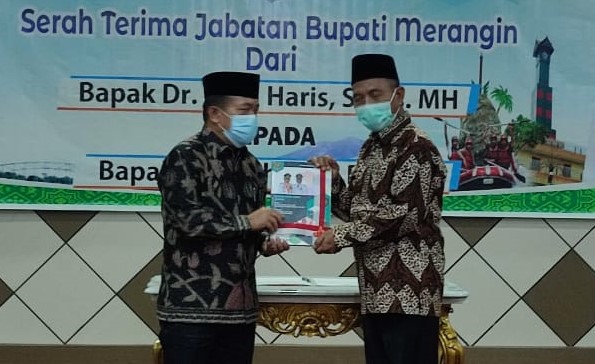 H Al Haris Resmi Serahkan Memori Jabatan ke H Mashuri