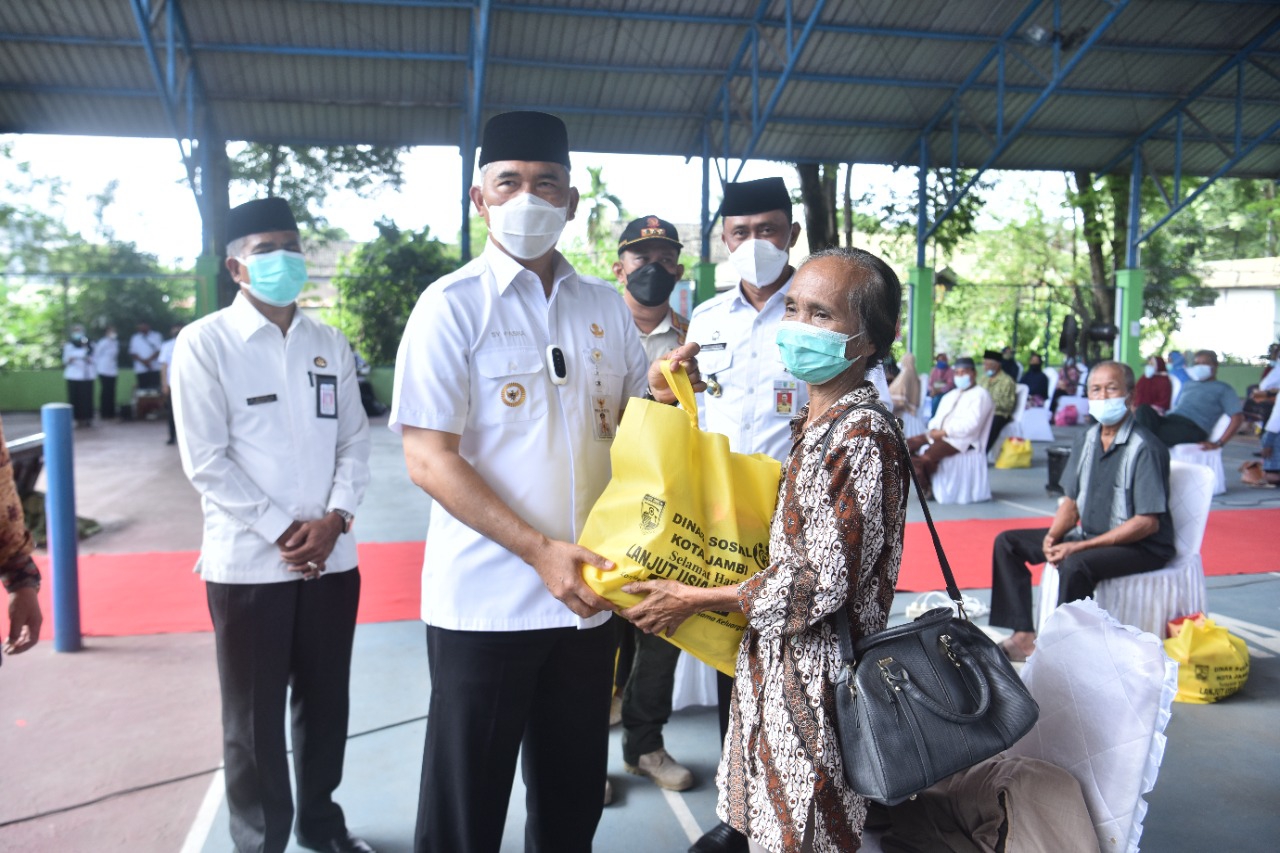 Berbagi Tugas Peringati Hari Lansia, Fasha Gelar Vaksinasi Masal, Maulana Santuni Lansia di Panti Tresna Werdha Budi Luhur