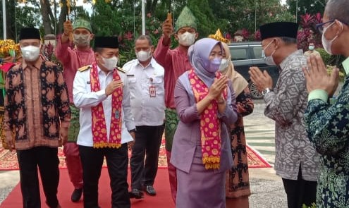 H. Mashuri dan Istri Sambut Kunker Gubernur Jambi