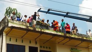 lampukuning_id_evakuasi-korban Seorang Warga Tersengat Listrik Saat Memperbaiki Antena