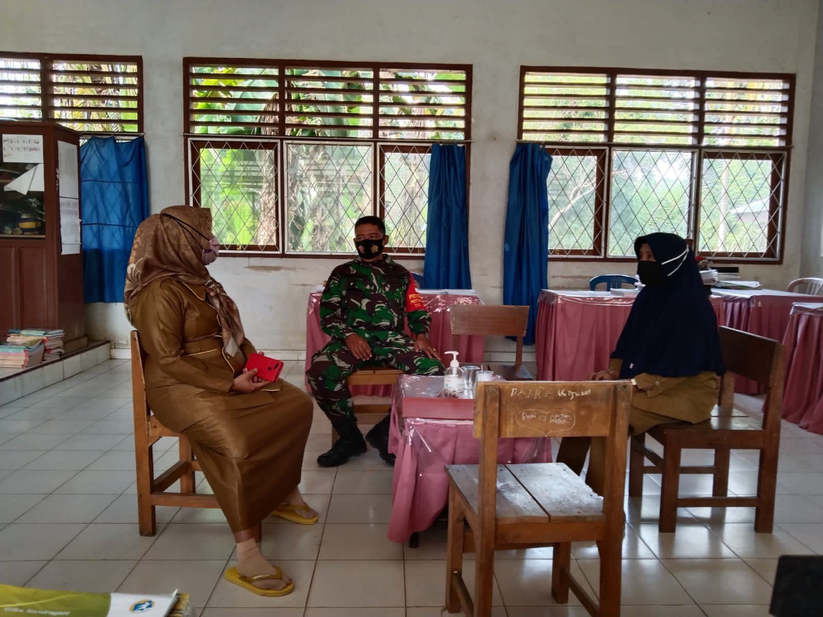 Komsos di SDN 124, Sertu Sudi Armadi Himbau Kepala Sekolah dan Guru Selalu Terapkan Prokes