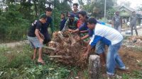 Warga Bersama Babinsa Koramil Muara Bungo Gotong Royong Bersihkan Mushola Nurul Ikhsan