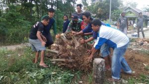Warga Bersama Babinsa Koramil Muara Bungo Gotong Royong Bersihkan Mushola Nurul Ikhsan