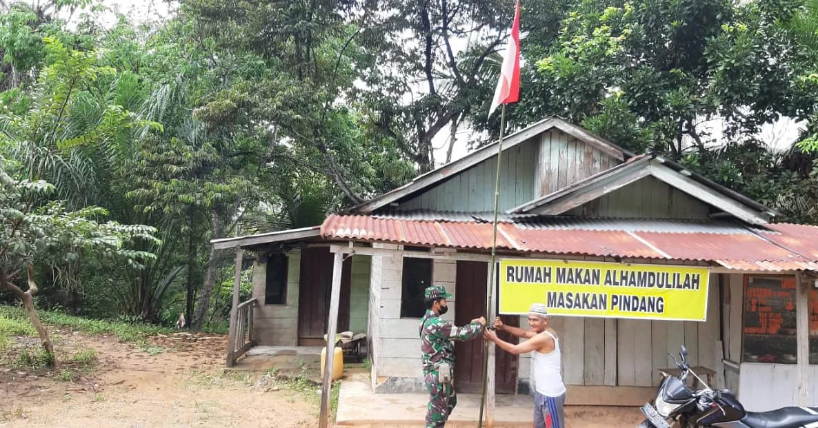 Jelang Peringatan HUT RI Ke-76, Babinsa Koramill 05/MT Ajak Warga Pasang Bendera Merah Putih