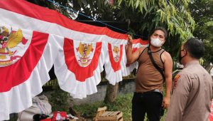 Pedagang Bendera Kegirangan, Kapolres Bungo Borong Habis Dagangan