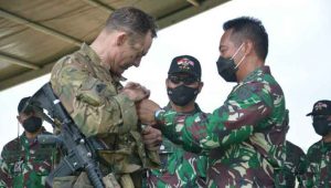 foto-Penyematan-Wing Garuda Airborne Sukses, Kasad dan Komandan USARPAC Sematkan Wing Terjun