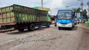 lampukuning_id_jalan-sijenjang Warga Keluhkan Jalan Sijenjang Rusak Parah