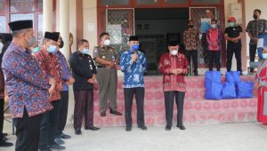Awali Kunjungan Kerja Di Tanjabbar, Wakil Gubernur Jambi Berikan Bantuan