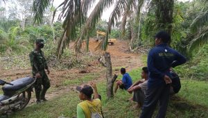 Bentuk Kebersamaan Satgas TMMD Kodim 0416/Bute Bersama Warga