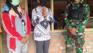 foto-dua-guru-menangis-melihat-sekolah-dipercantik Dua Guru Tak Kuasa Menahan Air Mata Melihat Bagunan Sekolah Dipercantik Satgas