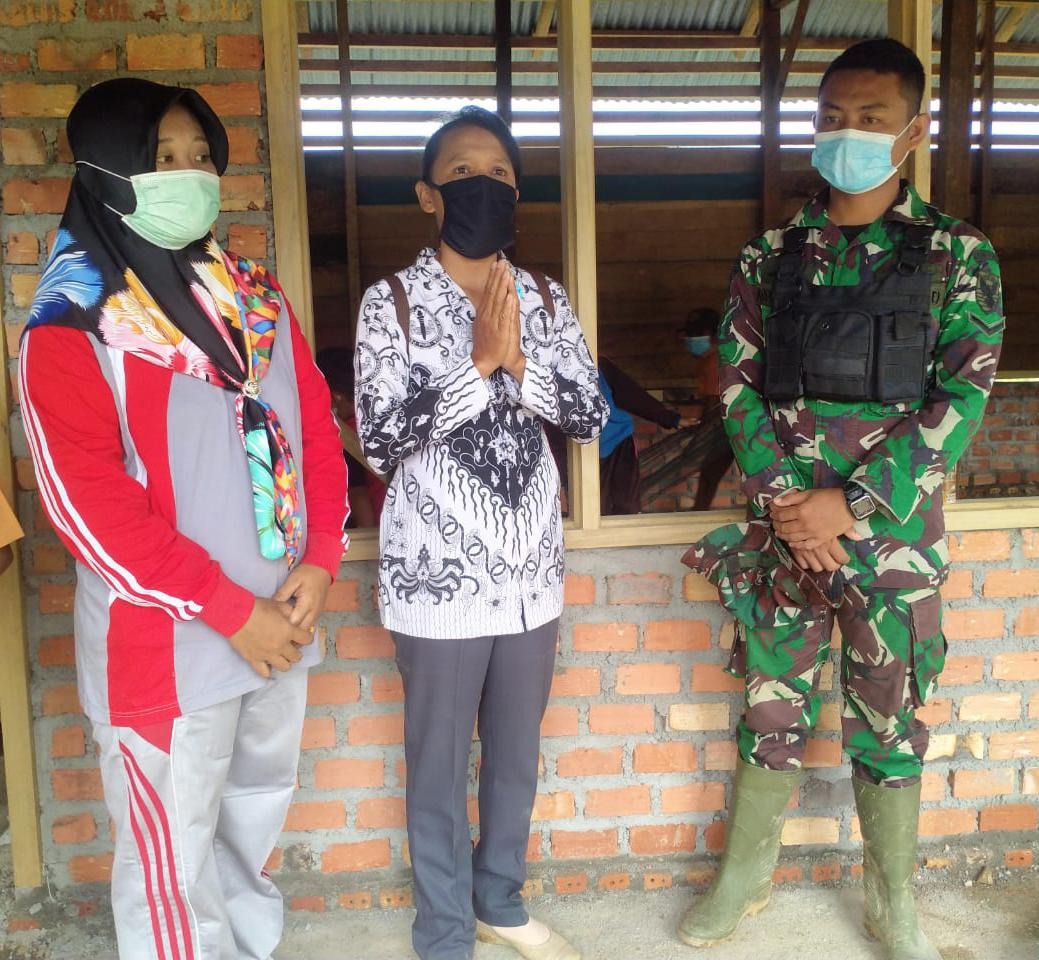 Dua Guru Tak Kuasa Menahan Air Mata Melihat Bagunan Sekolah Dipercantik Satgas
