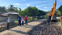 foto-gubernur-jambi-tinjau-perbaikan-jalan Gubernur Al Haris Tinjau Perbaikan Jalan Pulau Rengas-Muarasiau