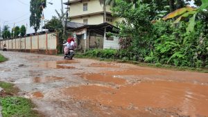 foto-jalan-rusak-kota-jambi Jalan Anggrek Rusak, Berlubang dan Becek, Ganggu Pelajar ke Sekolah