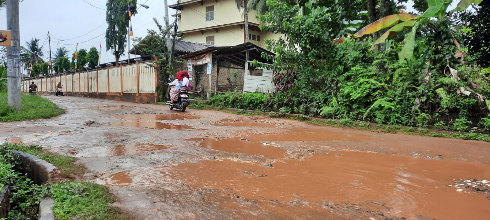 foto jalan rusak kota jambi