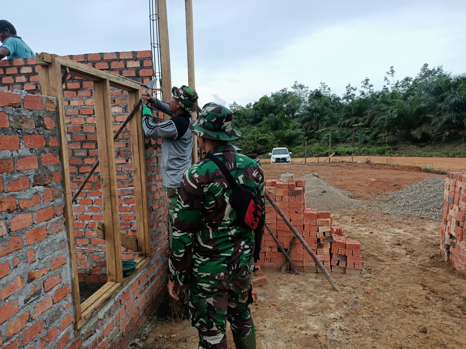 Satgas Bersama Warga Mulai Pasang Kusen Rumah Guru Honor di Lokasi TMMD
