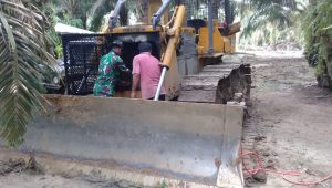 foto-personil-satgas-tmmd112 Personil Satgas TMMD ke 112 Kodim 0416/Bute Bantu Operator Perbaiki Alat Berat Bulldozer