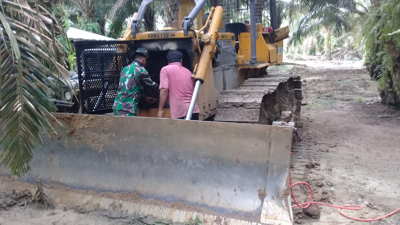 Personil Satgas TMMD ke 112 Kodim 0416/Bute Bantu Operator Perbaiki Alat Berat Bulldozer