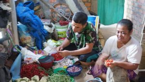 foto-personil-tmmd112-bantu-ibu-asuh-di-dapur Siapkan Bumbu untuk Dimasak, Satgas Bantu Ibu Asuh di Dapur