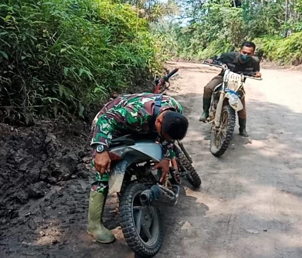 foto personil tmmd112 gunakan sepeda motor