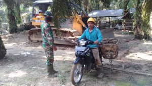 foto-petani-nikmati-jalan-baru-tmmd112 Jalan Baru TMMD, Jadikan Semangat Baru Petani di Sungai Bengkal