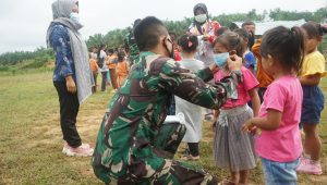 foto-satgas-tmmd112-bagikan-masker-ke-siswa-sd Edukasi Prokes, Satgas Bagikan Masker Kepada Murid SD dan PAUD