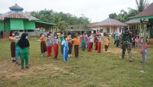 foto-satgas-tmmd112-berikan-pelatihan-berbaris Tanamkan Disiplin Sejak Dini, Satgas Latih PBB Murid SD Pembantu