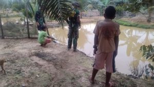foto-satgas-tmmd112-mancing Satgas TMMD Ke-112 Gunakan Waktu Luang, Bersama Anak-anak Memancing Ikan