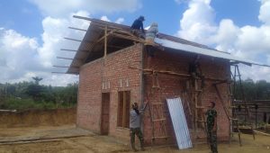 foto-satgas-tmmd112-pasang-atap-rumah-warga Satgas TMMD Ke-112 Pasang Atap Rumah Warga Dibawah Teriknya Matahari