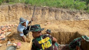 foto-satgas-tmmd112-pembuatan-septic-tank Siapkan Sarana Pendukung, Satgas Bersama Warga Bikin Lobang Septic Tank Rumah Guru SD