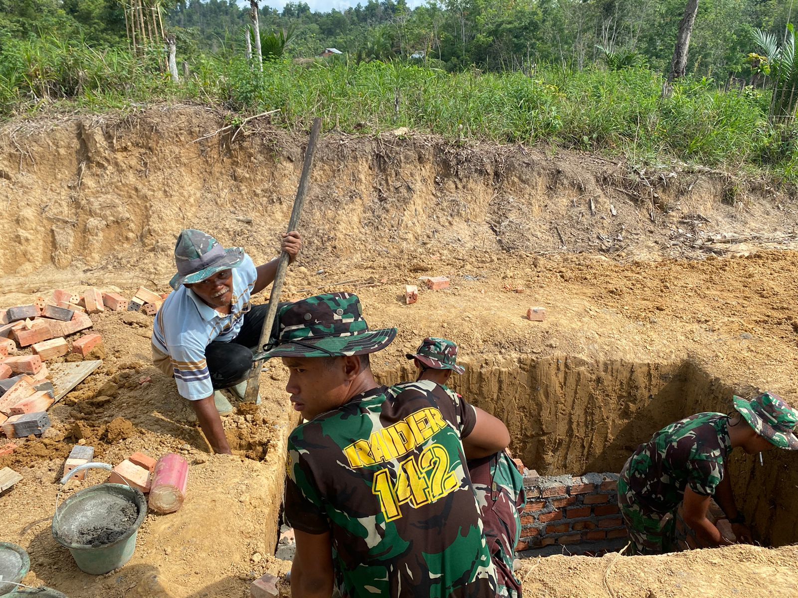Siapkan Sarana Pendukung, Satgas Bersama Warga Bikin Lobang Septic Tank Rumah Guru SD