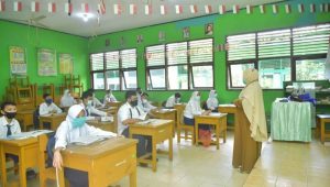 foto-siswa-belajar PTM Mulai 4 Oktober, Pelajar Diatas 12 Tahun Wajib Vaksin