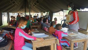 foto-siswa-belajar-di-tenda-darurat-tmmd112 Gedung Masih Direhab Satgas TMMD Ke-112, Murid SD Terpencil Tetap Semangat Belajar