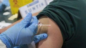 foto-vaksinasi 2,6 Juta Dosis Vaksin Pfizer dari AS Tiba di Indonesia