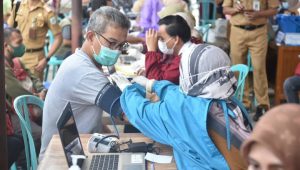 foto-warga-ikut-vaksinasi 80 Persen Warga Kota Jambi Sudah Divaksin