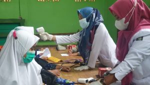 foto-warga-ikut-vaksinasi Covid-19 di RI Menurun, Hari ini di iBawah 2000 Kasus