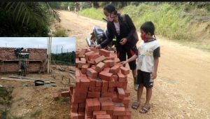 foto-warga-melihat-rumahnya-dibangun-tmmd112 Terima Kasih Satgas TMMD ke-112, Telah Membangun Rumah Kami