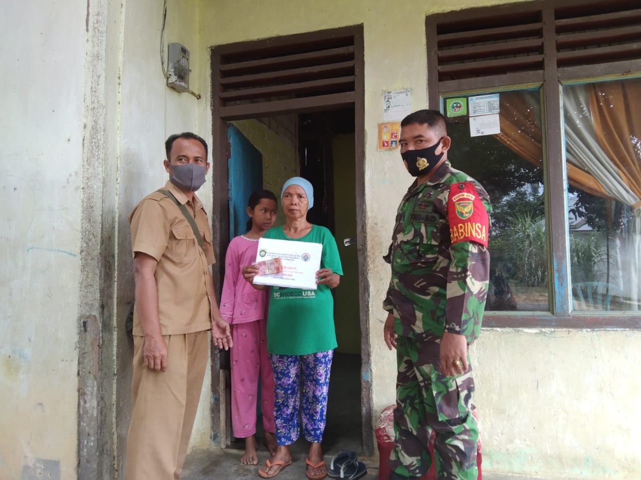 Babinsa Koramil 06/Muara Bungo Door to door Kawal Penyaluran BLT Dana Desa