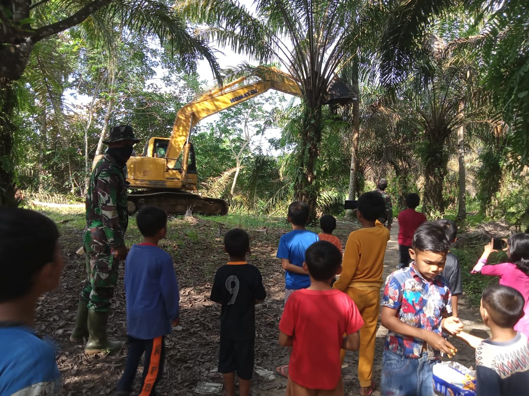 Satgas TMMD Kodim 0416/Bute Dekatkan Diri bersama anak-anak bercerita Dongeng