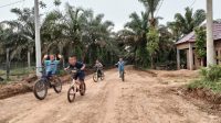 foto-anak-bermain-sepeda Gembira Ria Anak-anak Simpang Tepos Bermain Sepeda di Jalan Program TMMD