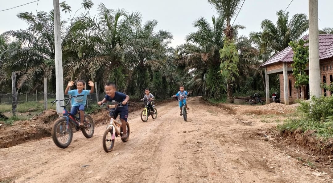 foto anak bermain sepeda