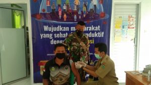 foto-babinsa-kodim0416 Babinsa Pantau Vaksinasi di Wilayah Desa Bangun Seranten Muara Tabir Tebo