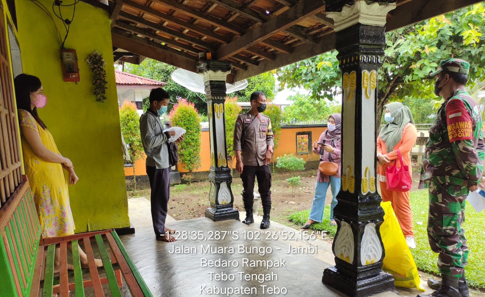 Babinsa Koramil 05/Muara Tebo Bersama Babinkamtibmas Dampingi Tim Puskesmas Laksanakan Tracking