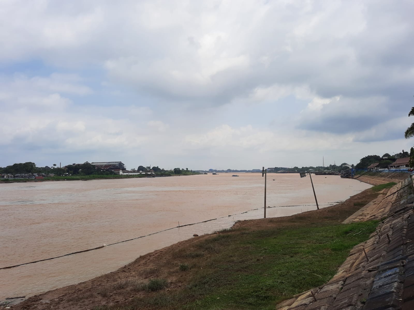 foto-bantaran-sungai Pemerintah Kota Jambi Himbau Warga Selalu Waspada