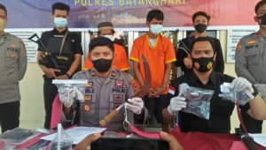 foto-dua-pelaku-pengedar-sabu Satresnarkoba Polres Batanghari Ringkus 2 Pelaku Pengedar Sabu