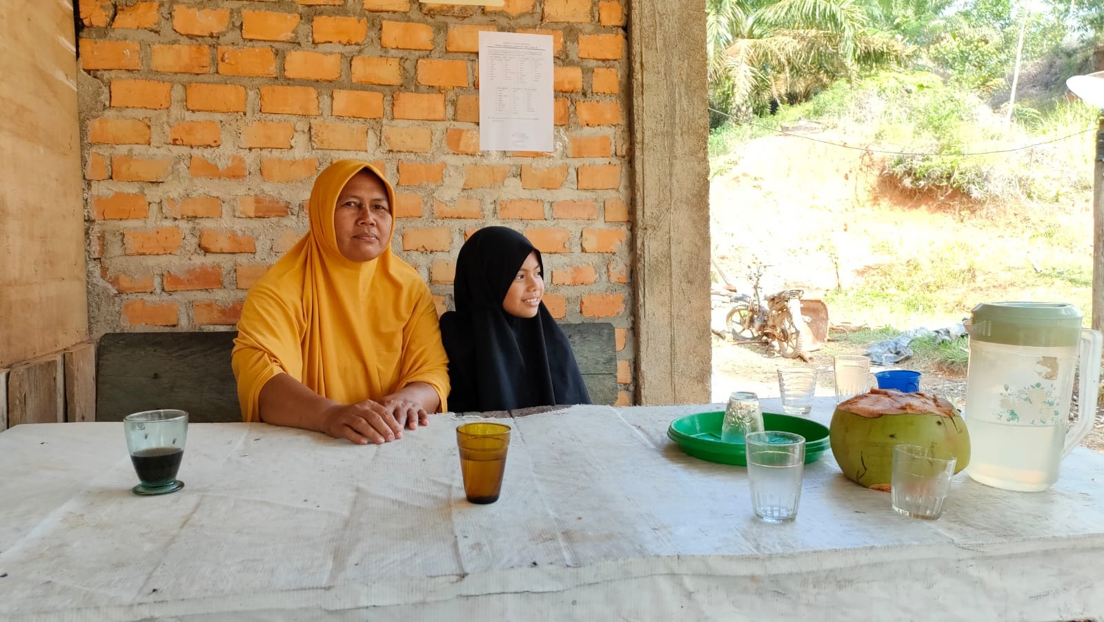 Sedih Akan Berpisah, Ibu Asuh Sebut Satgas TMMD Sudah Kami Anggap Anak Sendiri