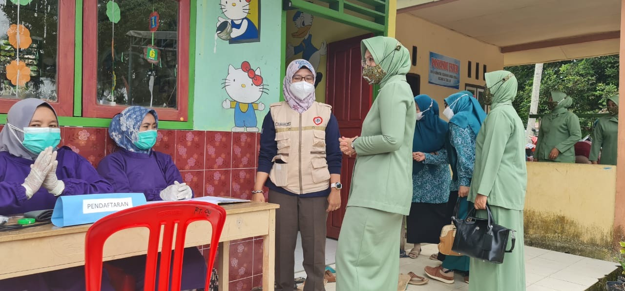 Ikut Sukseskan TMMD ke 112 Kodim 0416/Bute, Ketua Persit Tinjau Kegiatan Posyandu